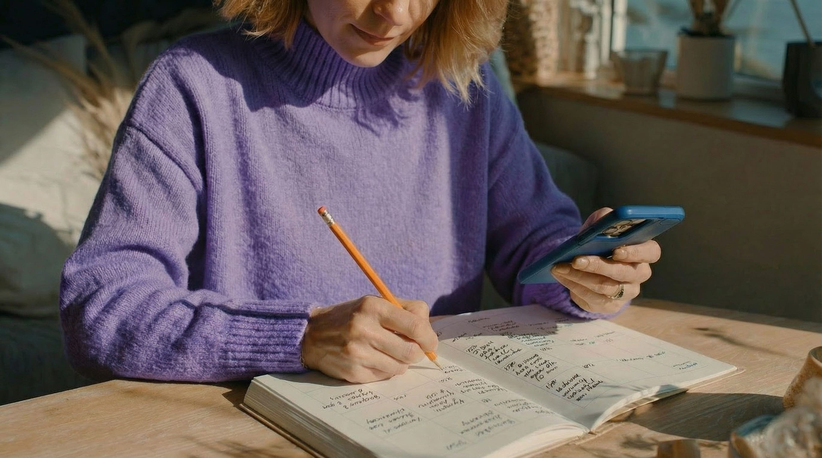 Девушка пишет в тетради